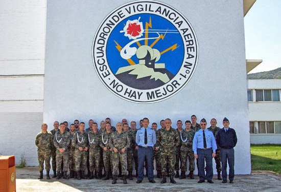 Personal del Escuadrón de Vigilancia Aérea Nº1 frente al mural de la unidad, lema 'No hay mejor'
