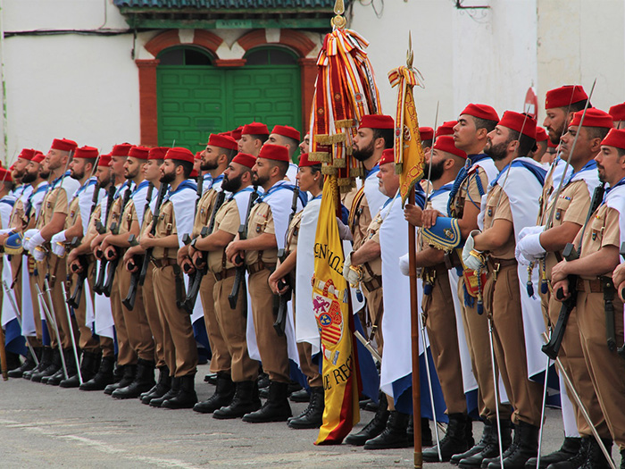 Formación de Regulares con su uniforme característico de gorro rojo